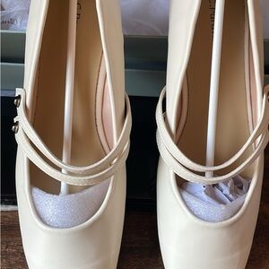 Chic Cream Flats for Women